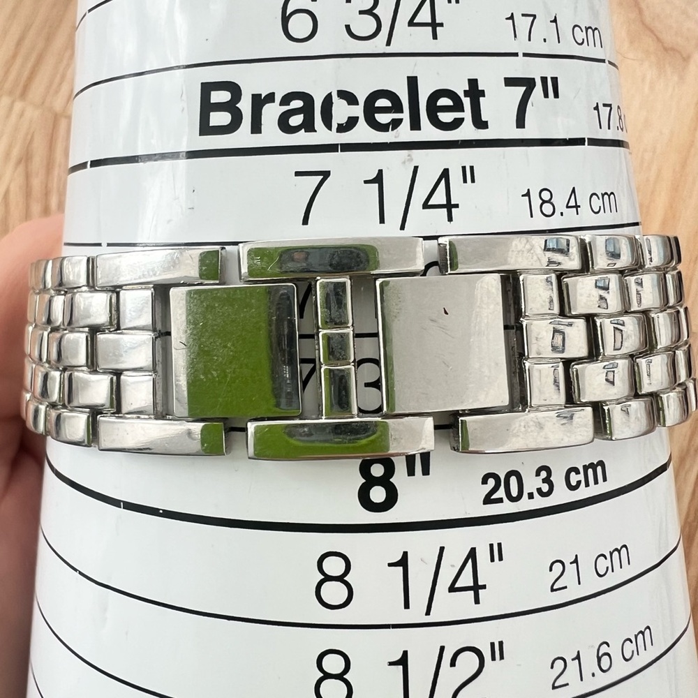 Ellen Tracy ladies silver tone dress watch NEW BATTERY - Picture 11 of 12